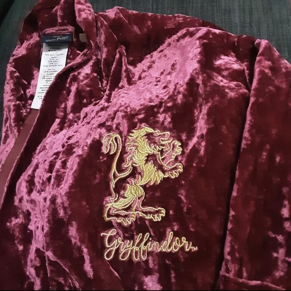 Gryffindor Burgundy Velvet Robe Harry Potter Gryffindor Robe - Pottery Barn Teen - Picture 3 of 7